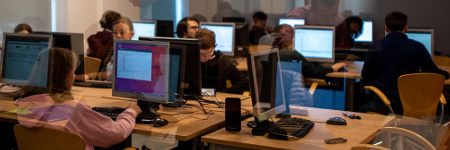 Dzień Wydziału to wyjątkowe wydarzenie, które odbywa się corocznie w marcu na Wydziale Matematyki i Informatyki UJ. W czasie każdej edycji gościmy ponad pół tysiąca uczniów zainteresowanych matematyką oraz informatyką reprezentujących kilkadziesiąt szkół z południa Polski.
